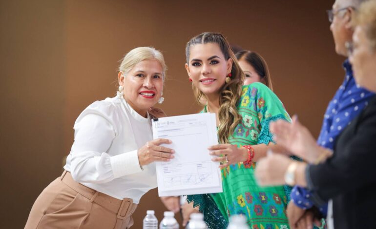Evelyn Salgado entrega estímulos a la permanencia a mil 600 servidores públicos del estado