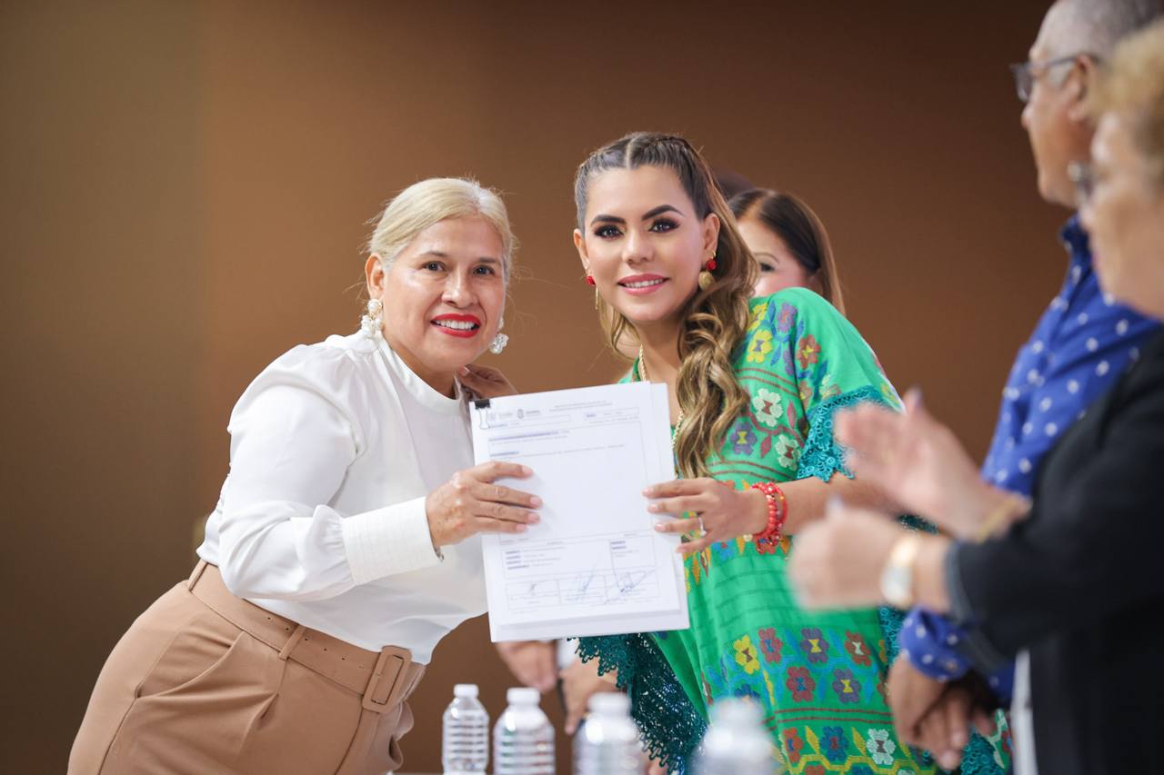 Evelyn Salgado entrega estímulos a la permanencia a mil 600 servidores públicos del estado