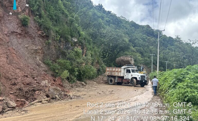 Instruye Evelyn Salgado retirar derrumbes en carretera Tlapa-Marquelia, provocados por las recientes lluvias