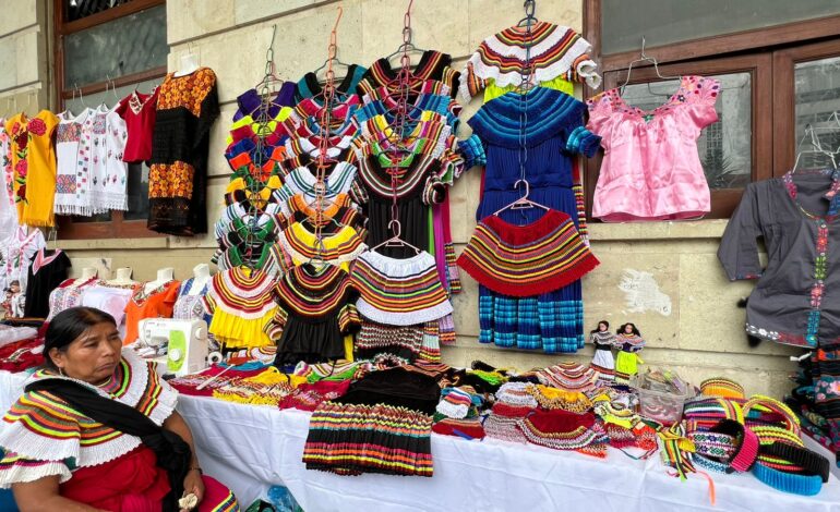 Promueve la gobernadora, Evelyn Salgado Pineda la exposición y venta de artesanías en el zócalo de Chilpancingo