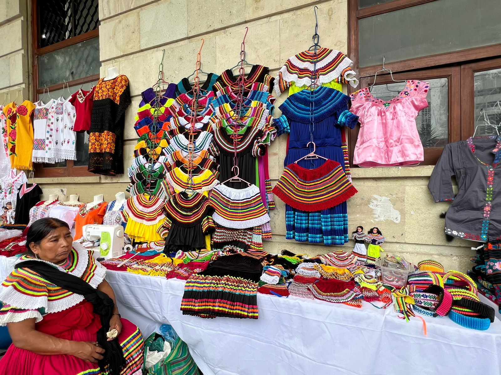 Promueve la gobernadora, Evelyn Salgado Pineda la exposición y venta de artesanías en el zócalo de Chilpancingo