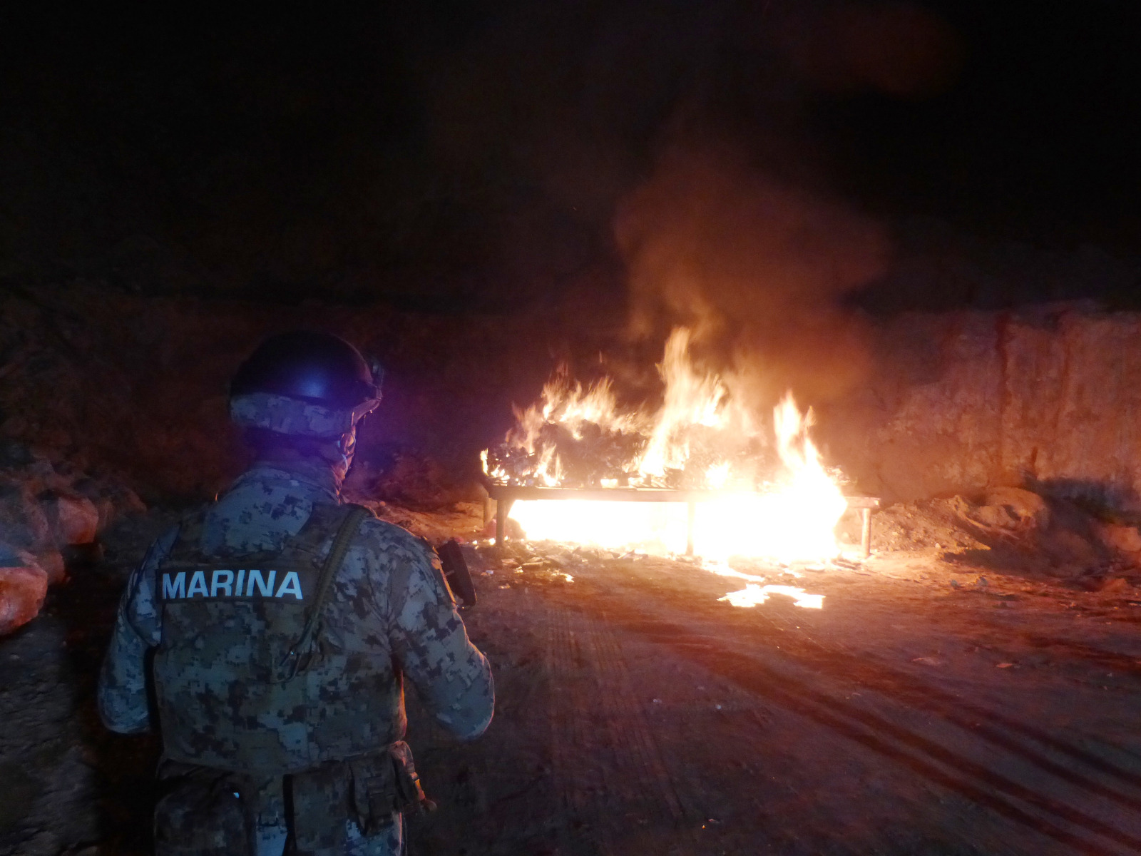 Marina y Fiscalía General de la República incineran aproximadamente 3.6 toneladas de cocaína en Acapulco