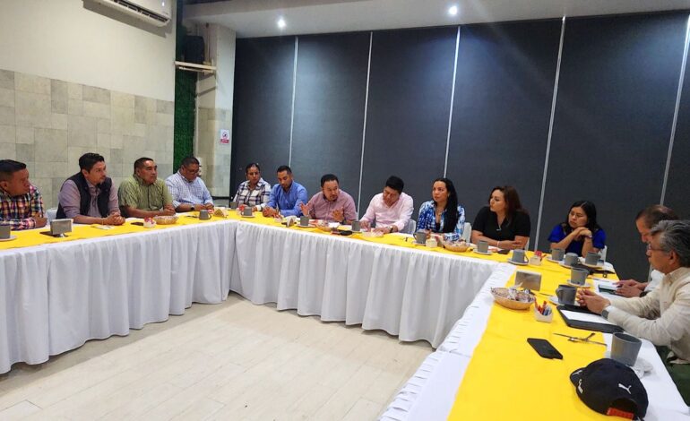 Se reúnen diputados y dirigentes del PRD en Guerrero