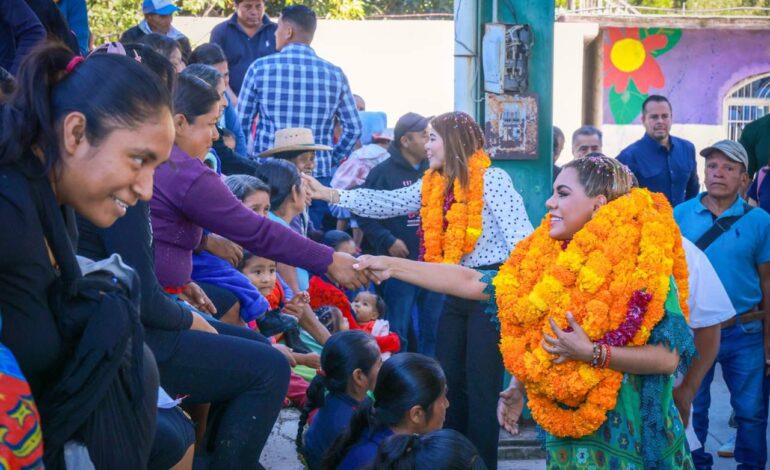 Evelyn Salgado lleva apoyos y reafirma atención a la niñez de Ayahualtempa para su desarrollo en un ambiente de paz y bienestar