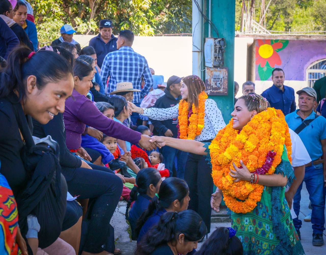 Evelyn Salgado lleva apoyos y reafirma atención a la niñez de Ayahualtempa para su desarrollo en un ambiente de paz y bienestar