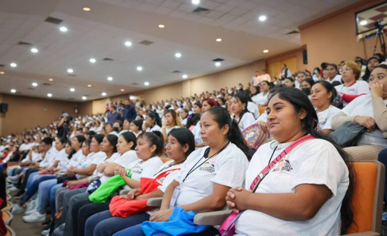 Empodera gobierno de Evelyn Salgado a más de 3 mil mujeres con la «Tarjeta Violeta» en Guerrero