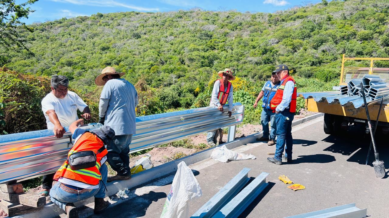 Supervisa CICAEG obra de rehabilitación de carretera en Huitzuco