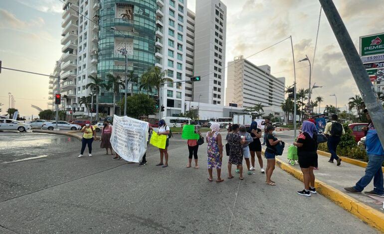 Por censo, presuntas afectadas por huracán John bloquean la avenida Costera