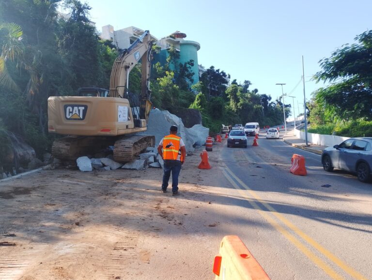 rehabilitación en la avenida Escenica de AcapulcoWhatsApp Image 2024-10-11 at 15.32.15