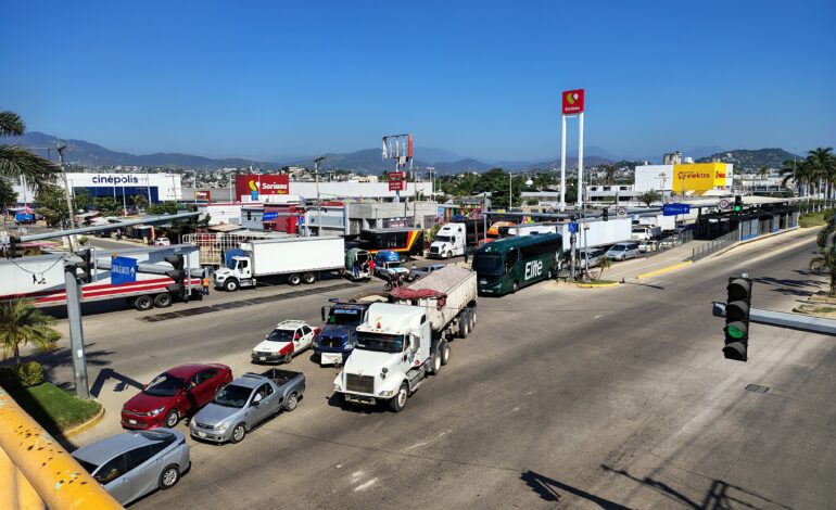 Logra gobierno de Guerrero restablecer la circulación vial en el bulevar Vicente Guerrero de Acapulco