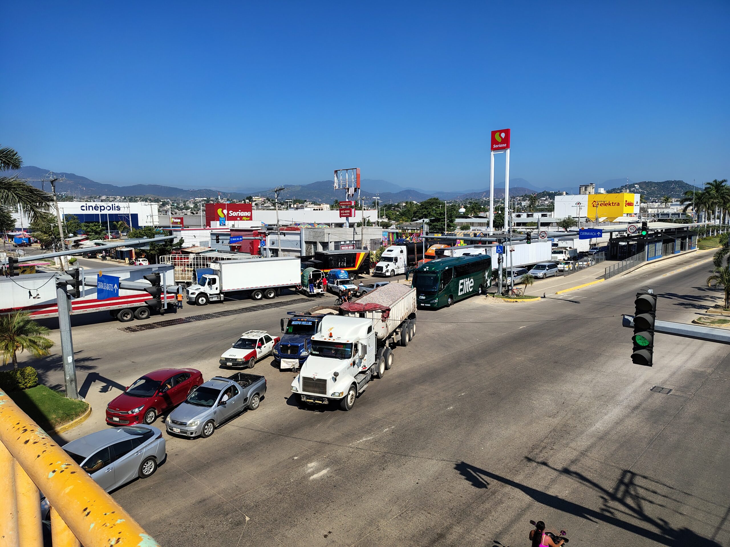 Logra gobierno de Guerrero restablecer la circulación vial en el bulevar Vicente Guerrero de Acapulco