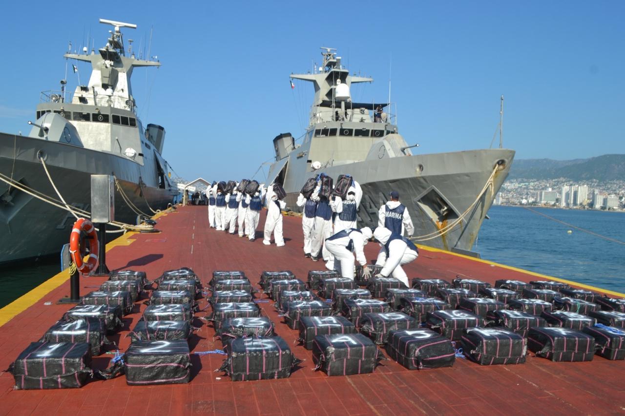 Marina asegura tres mil 600 kilogramos de presunta cocaína y detiene a nueve presuntos infractores de la ley en las costas de Guerrero