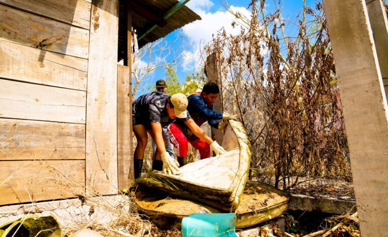 Implementa el gobierno estatal brigadas de limpieza en colonias afectadas de Tixtla como parte de la estrategia «Fuerza Guerrero» tras el Huracán John