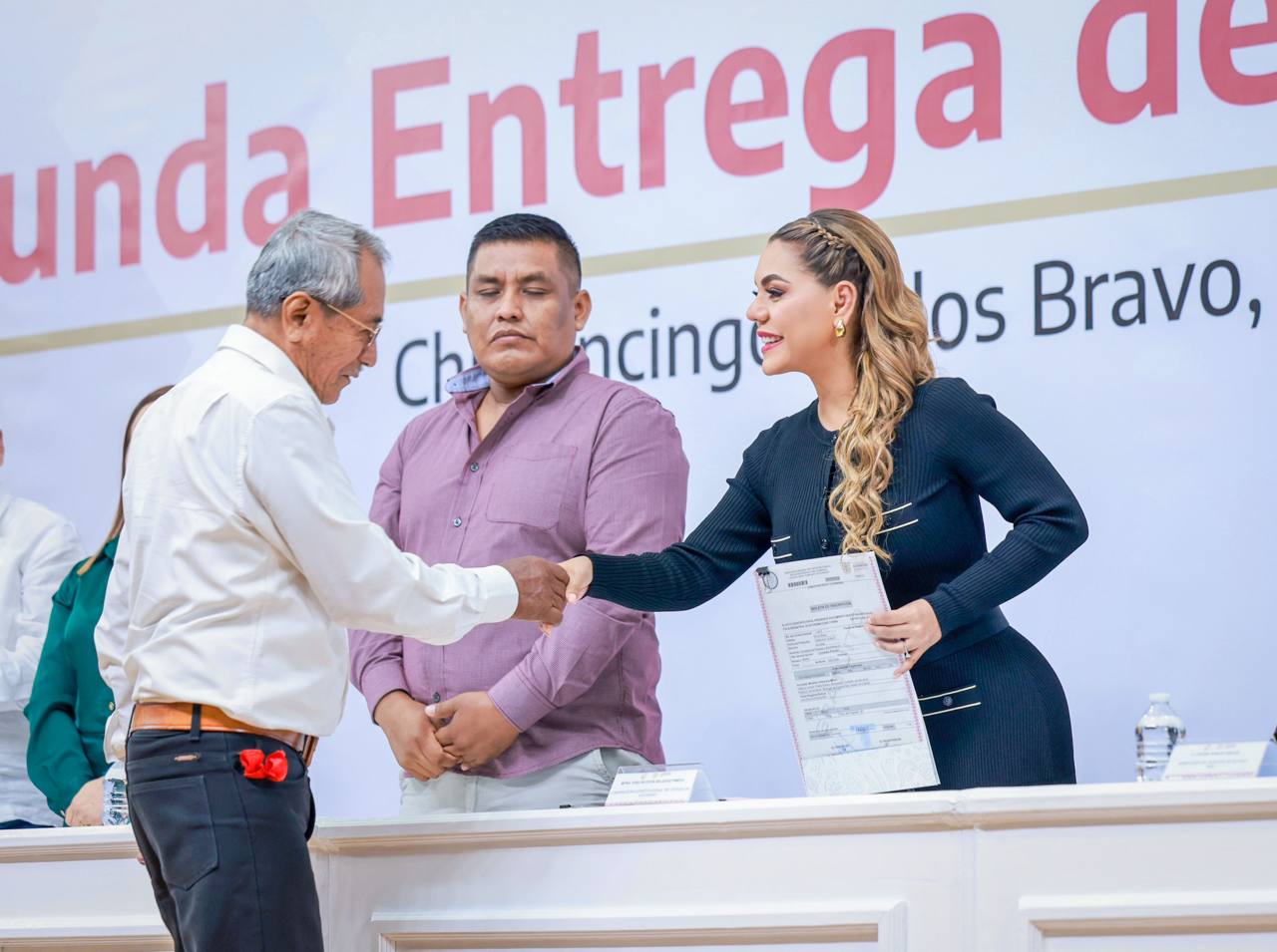 Entrega Evelyn Salgado títulos de propiedad a 250 familias de diversos municipios de Guerrero
