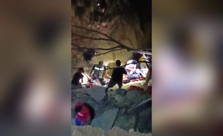 Brinda Gobierno de Acapulco auxilio en volcadura en Paso Texca