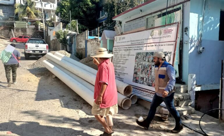 Trabaja CAPASEG en reposición de subcolector sanitario afectado por «John» en Icacos, Acapulco