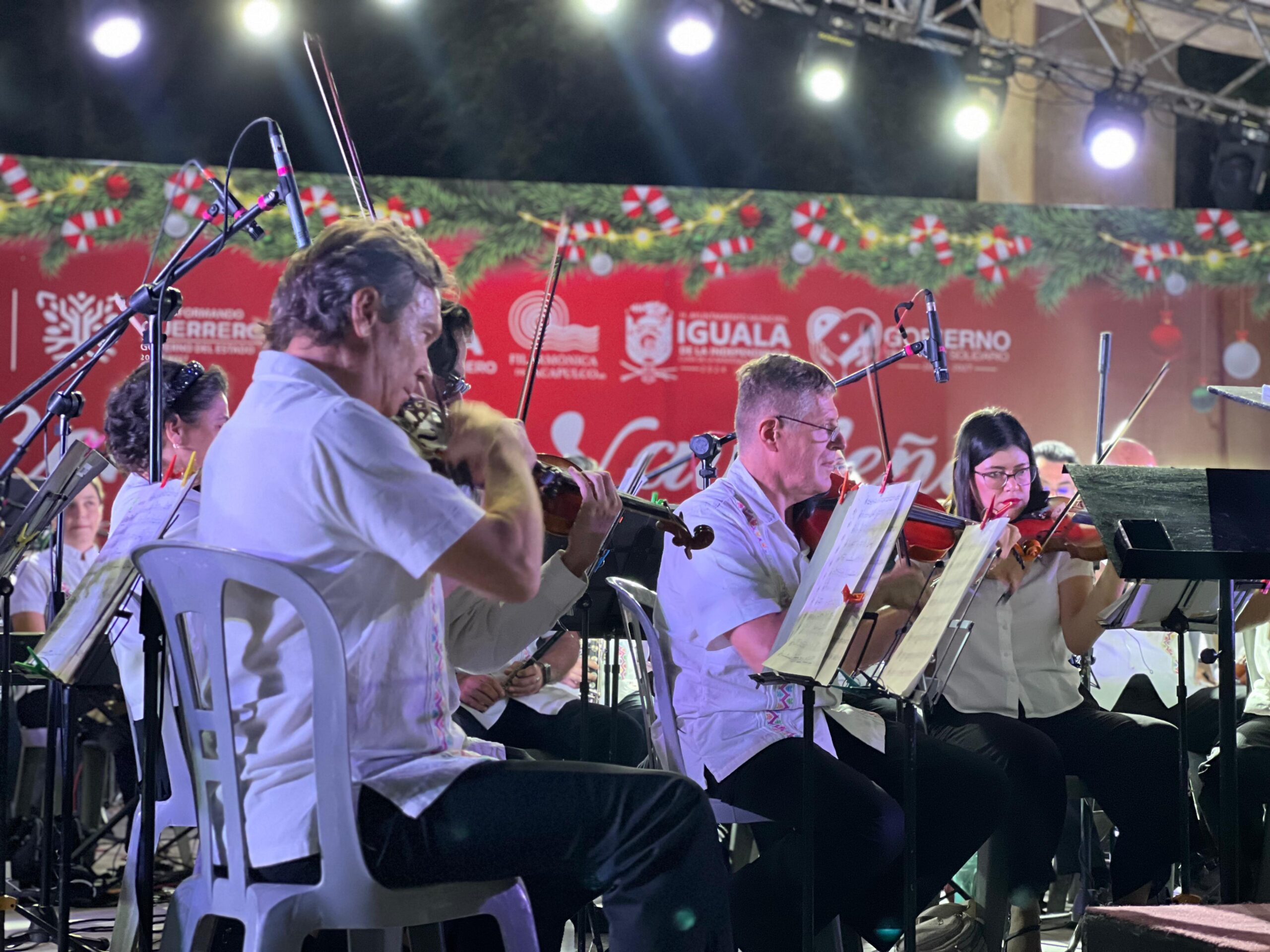 Disfrutan los Igualtecos Concierto Navideño de la Orquesta Filarmónica de Acapulco