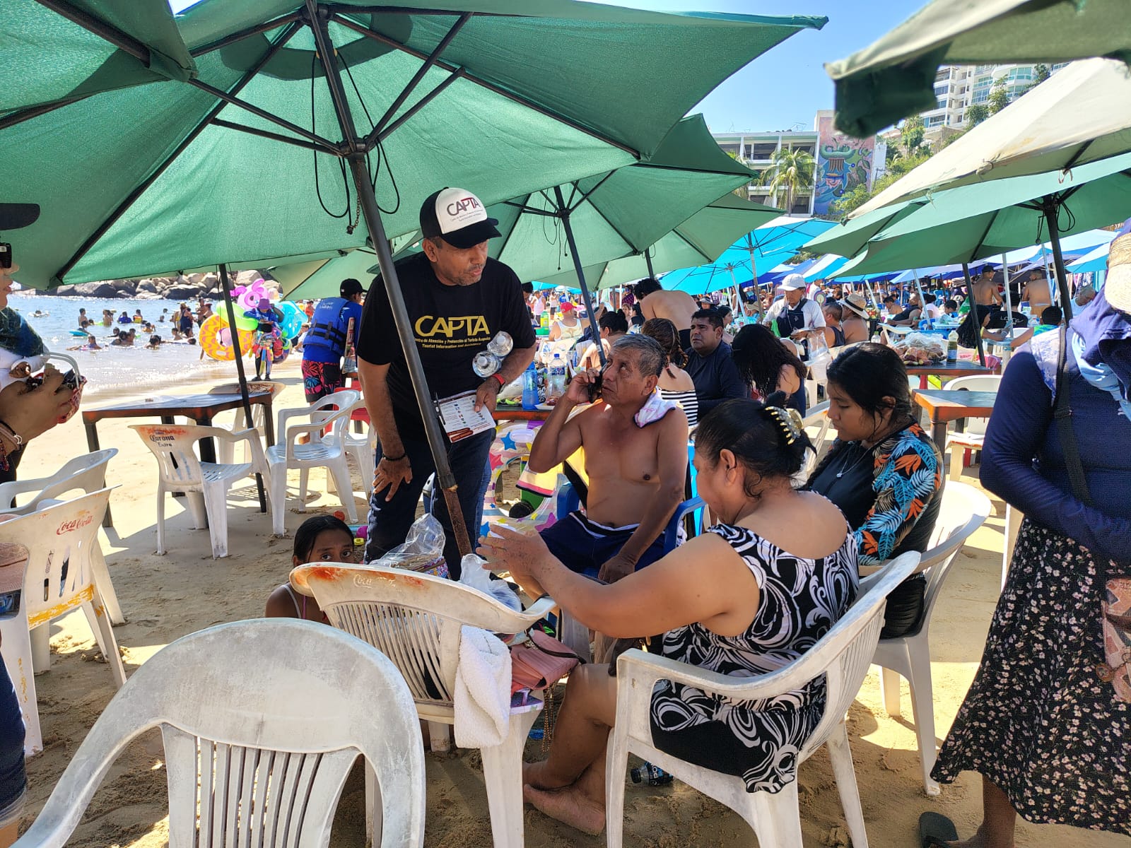 Realiza Gobierno de Acapulco recorridos informativos en Caleta y Caletilla