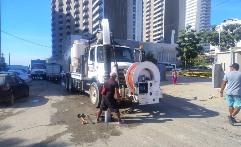 Gobierno estatal realiza acciones de desazolve de drenaje en Acapulco