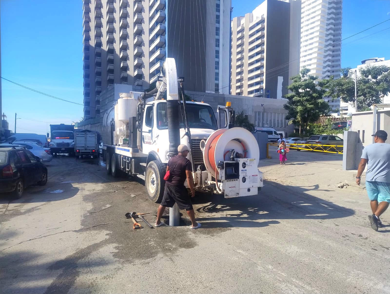 Gobierno estatal realiza acciones de desazolve de drenaje en Acapulco