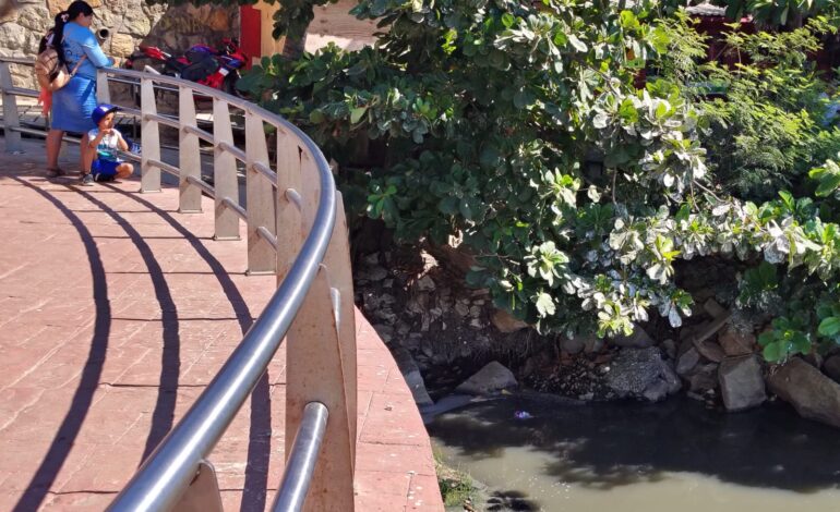 Descarga de agua residual ensucia playa de Acapulco