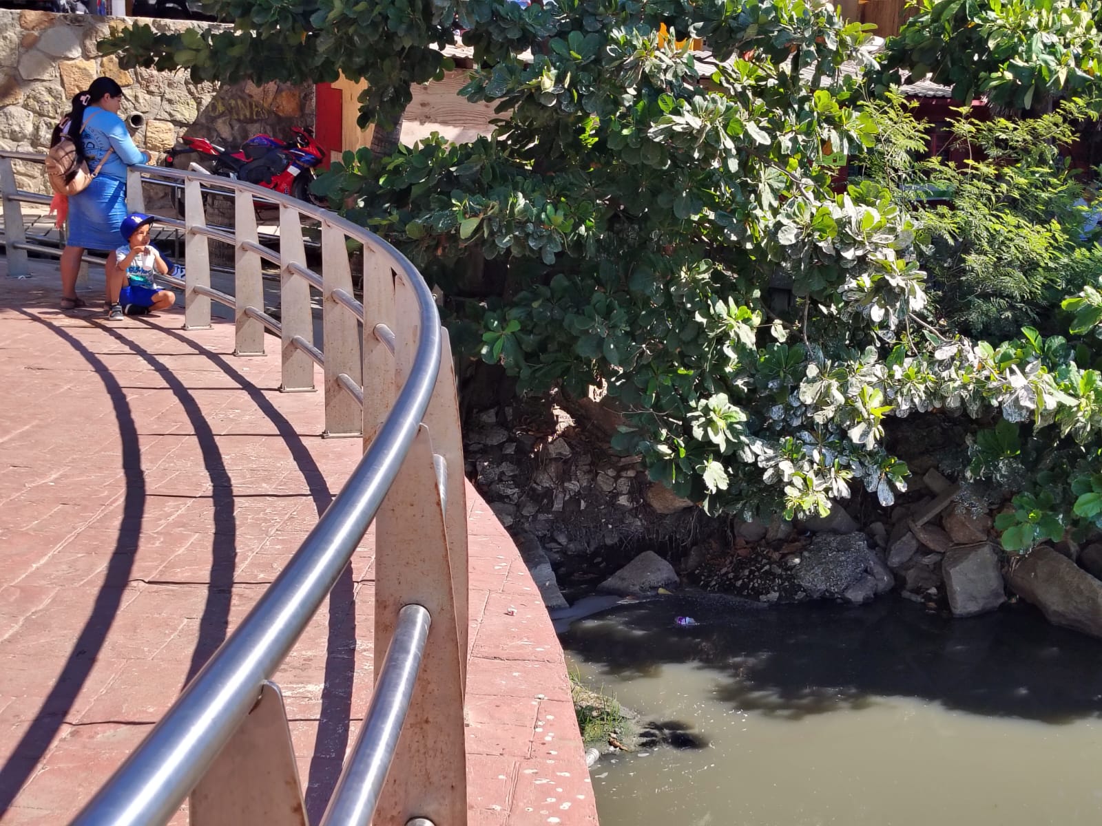 Descarga de agua residual ensucia playa de Acapulco