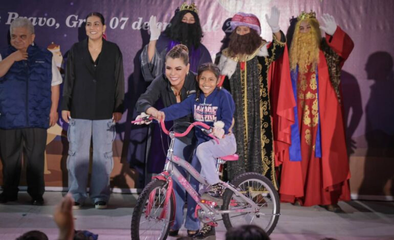 Evelyn Salgado celebra el Día de Reyes con niñas y niños de Chilpancingo