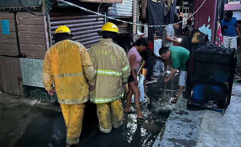 Sofoca Bomberos de Acapulco incendio en el mercado de la Zapata