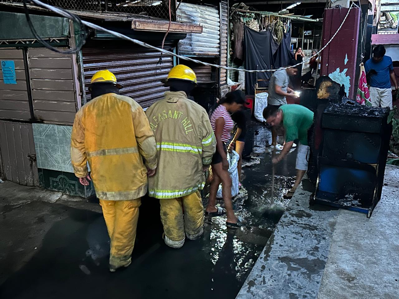 Sofoca Bomberos de Acapulco incendio en el mercado de la Zapata