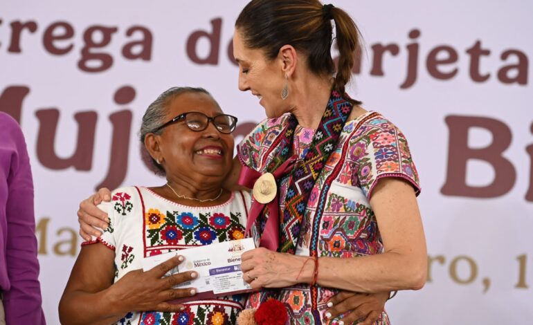 «Todas somos presidentas de México», dice Claudia Sheinbaum al entregar tarjetas de la Pensión Mujeres Bienestar