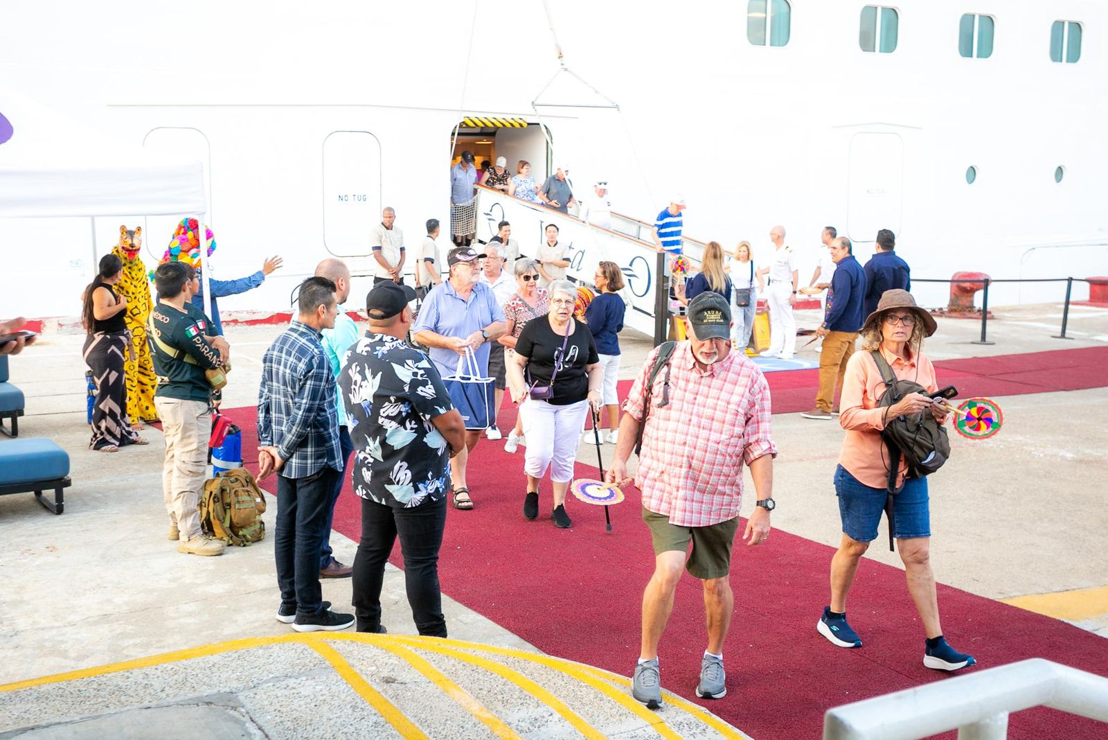 Gobierno de Guerrero da bienvenida a turistas del crucero MS Vista