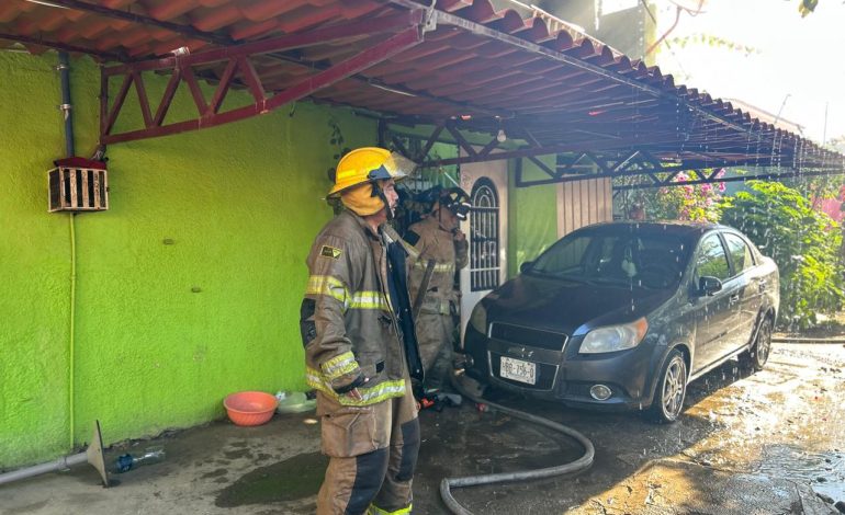 Sofocan bomberos de Acapulco incendio en vivienda en Ciudad Renacimiento