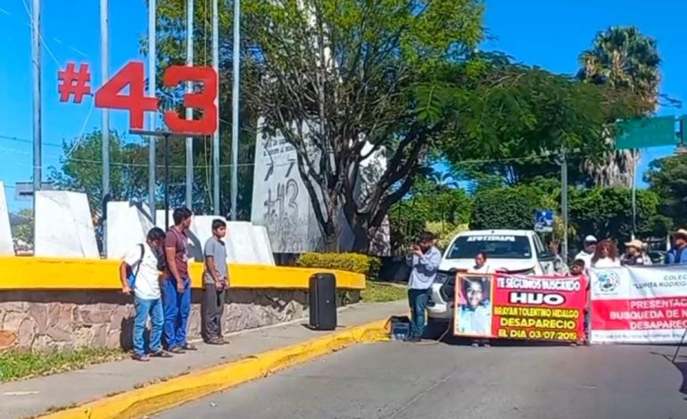 A 10 años y cuatro meses, normalistas de Ayotzinapa protestan en antimonumento a los 43 en Chilpancingo