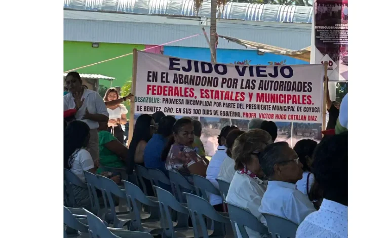 Con protesta y escasa presencia ciudadana, rinde informe de 100 días alcalde de Coyuca de Benítez señalado de nepotismo