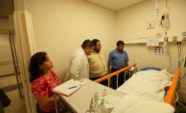 El subsecretario de Desarrollo Político, Francisco Rodríguez visita a la activista Aremy en el Hospital de Acapulco