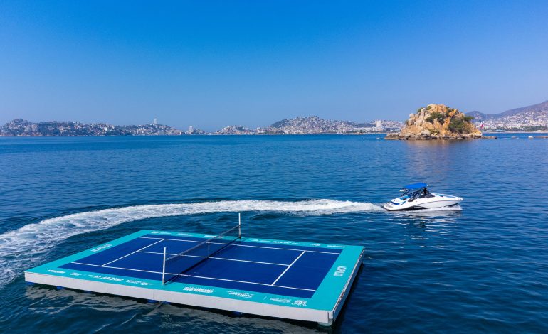 Se realiza una exhibición de Mextenis en una cancha flotante sobre la bahía de Acapulco