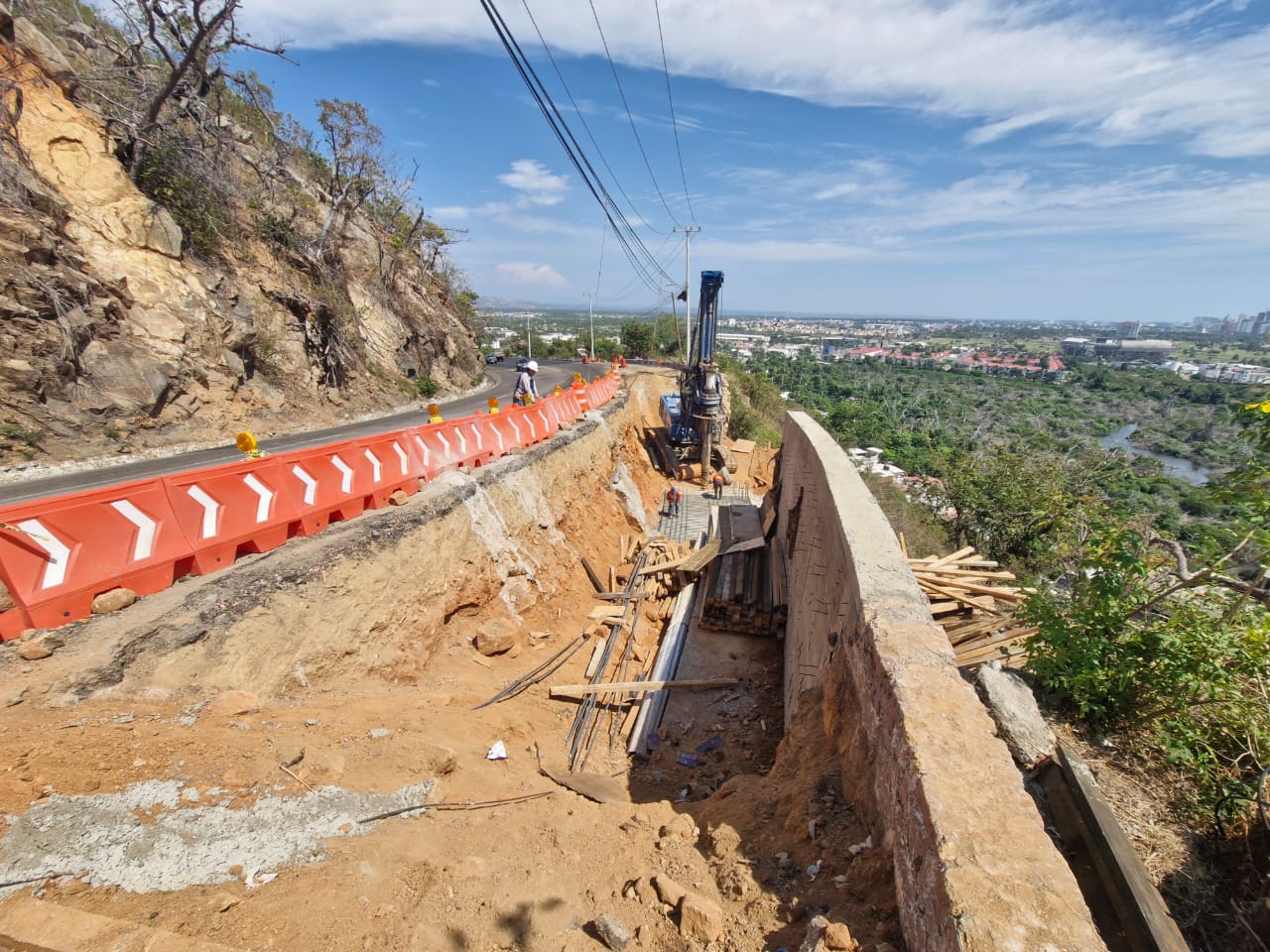 Avanzan trabajos de rehabilitación en la avenida Escénica en Acapulco