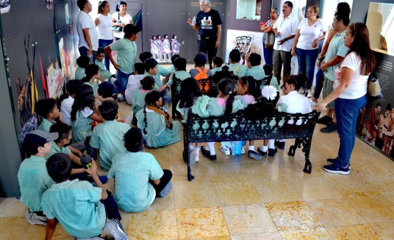 Niñez igualteca disfruta recorridos en el camión La Tamarinda en la Jornada Cultural Plan de Iguala