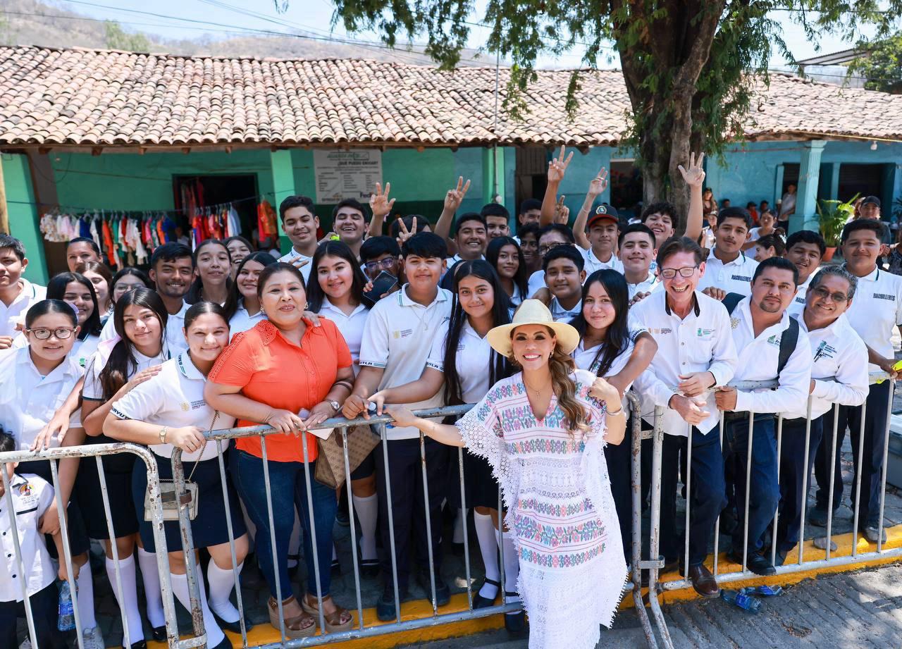 Seguiremos promoviendo el desarrollo y bienestar de Coahuayutla: Evelyn Salgado