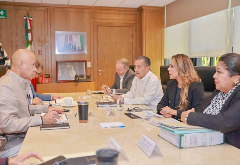 Evelyn Salgado con Secretaría de Infraestructura Comunicaciones y Transportes2