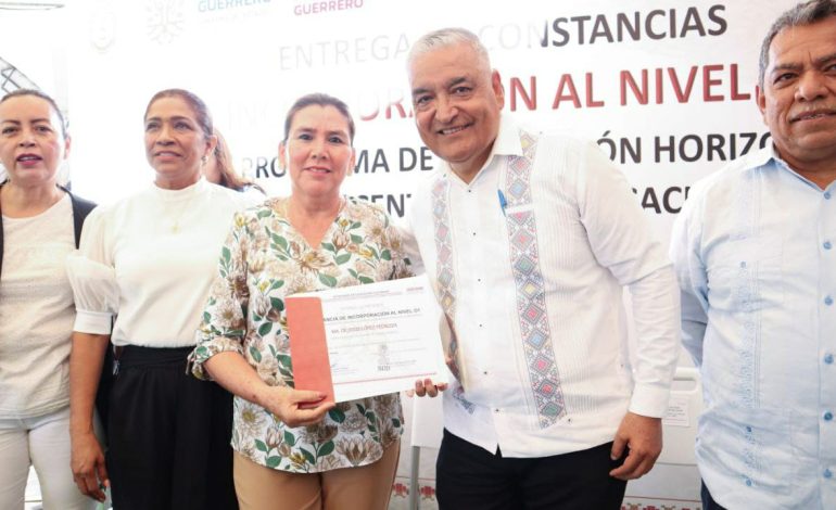 Docentes guerrerenses reciben incentivos por vocación de servicio