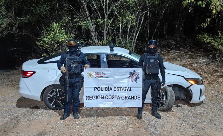 Fuerzas de seguridad recuperan vehículo con reporte de robo en Petatlán