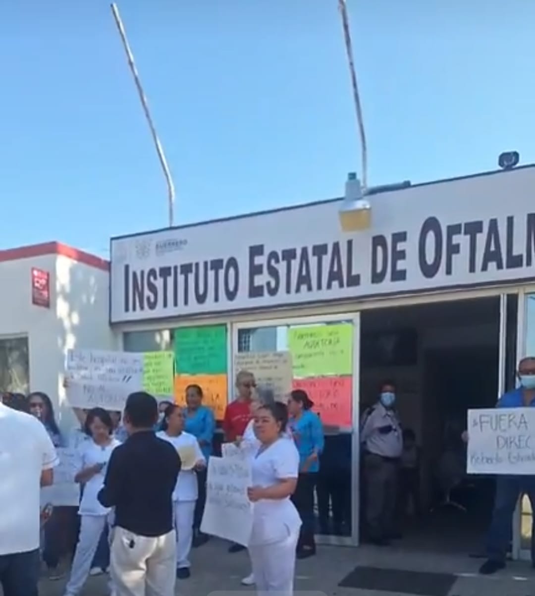 Algunos sindicalizados del Suspeg protestan de brazos caídos en el Instituto Estatal de Oftalmología