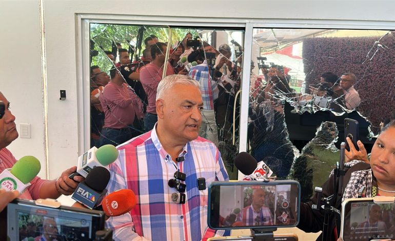 Secretaría de Educación en Guerrero atiende a normalistas de Ayotzinapa; piden adelantar proceso de asignación de plazas
