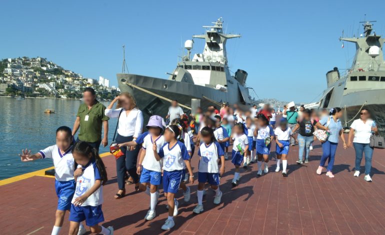 La Marina recibe a las infancias de cinco primarias y a dos secundarias de Acapulco