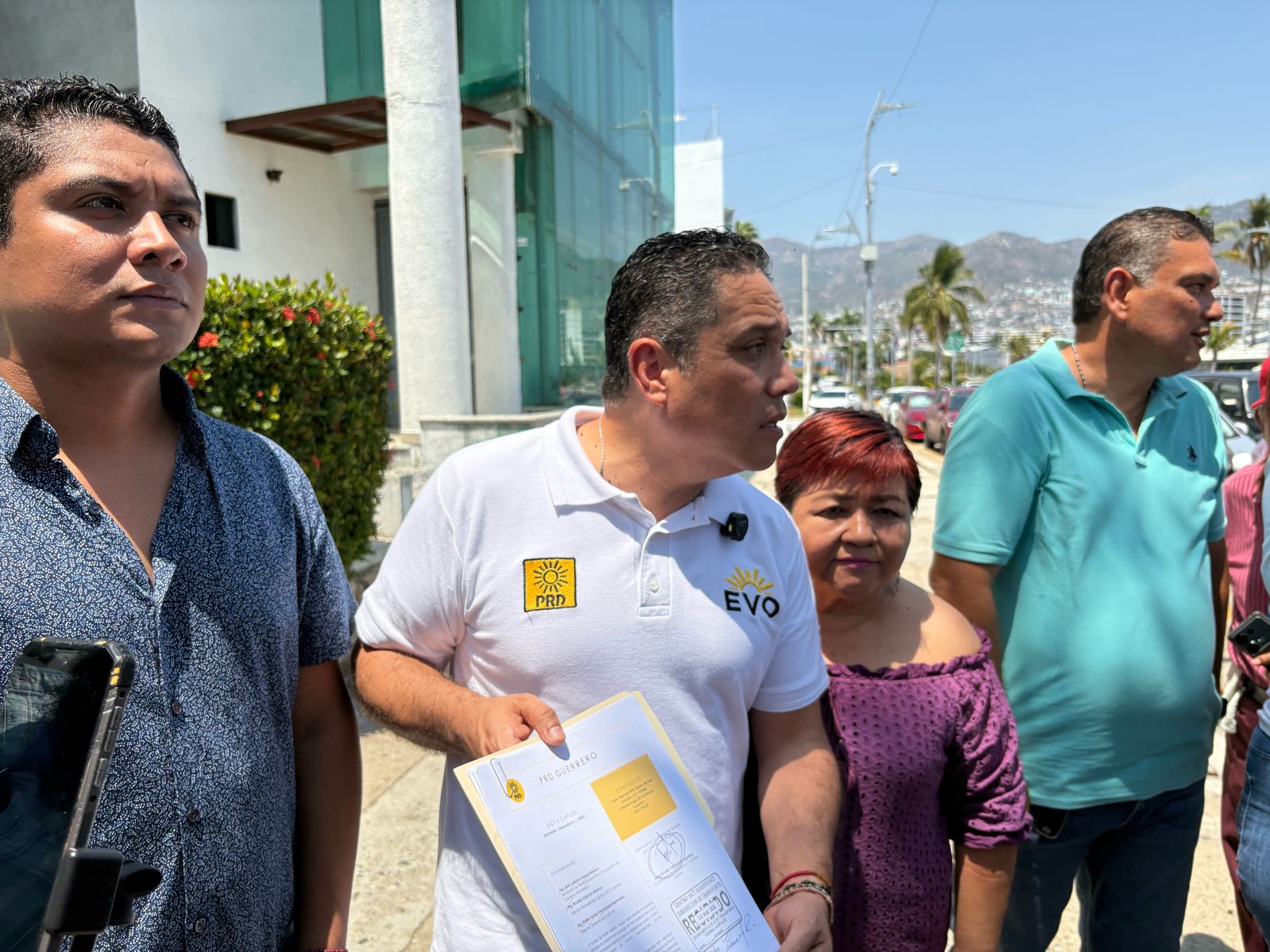 Entrega Evodio Velázquez a la SCT propuesta de “Tarjeta Residente”