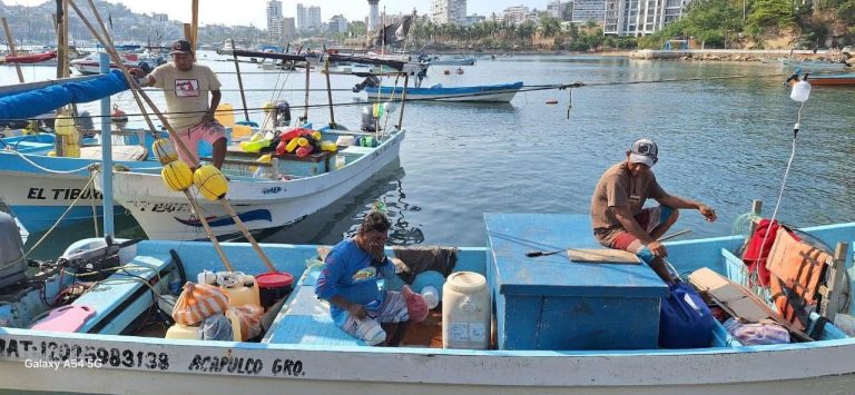 Rescatan a pescadores de Acapulco que quedaron varados en el mar