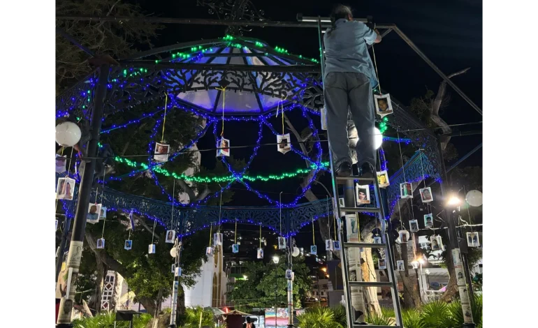 Colectiva Memoria, Verdad y Justicia se apropia nuvamente del kiosco del Zócalo de Acapulco