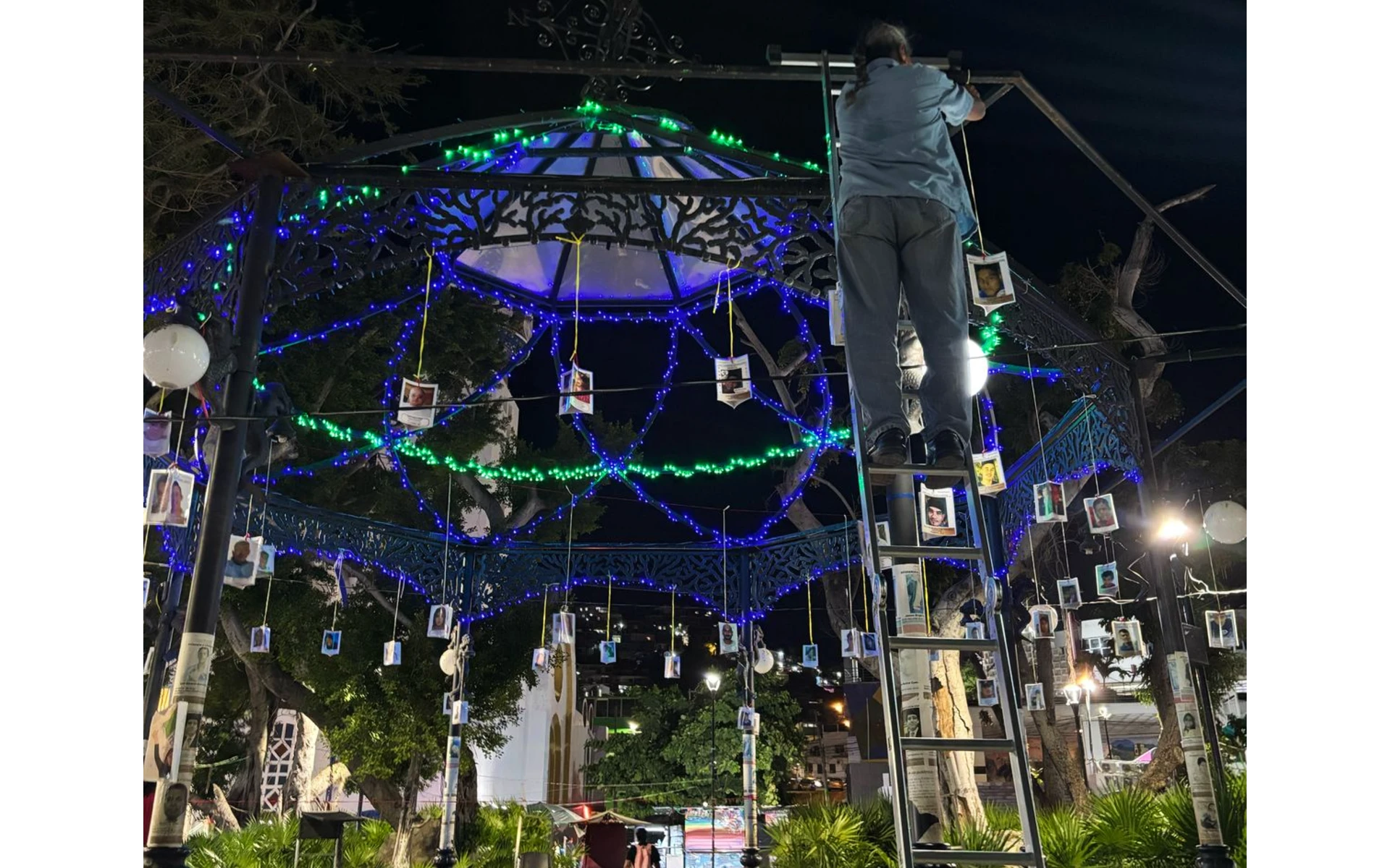 Colectiva Memoria, Verdad y Justicia se apropia nuvamente del kiosco del Zócalo de Acapulco