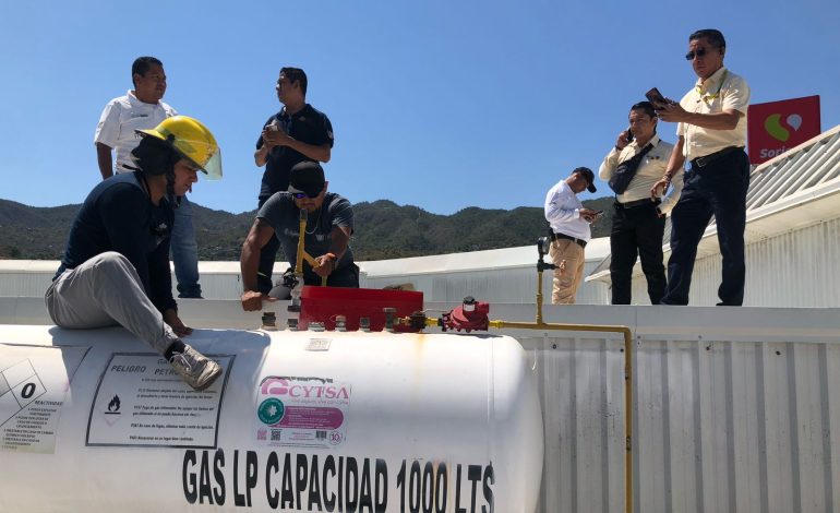Acapulco: Evacúan a clientes de Plaza Patio por fuga de gas
